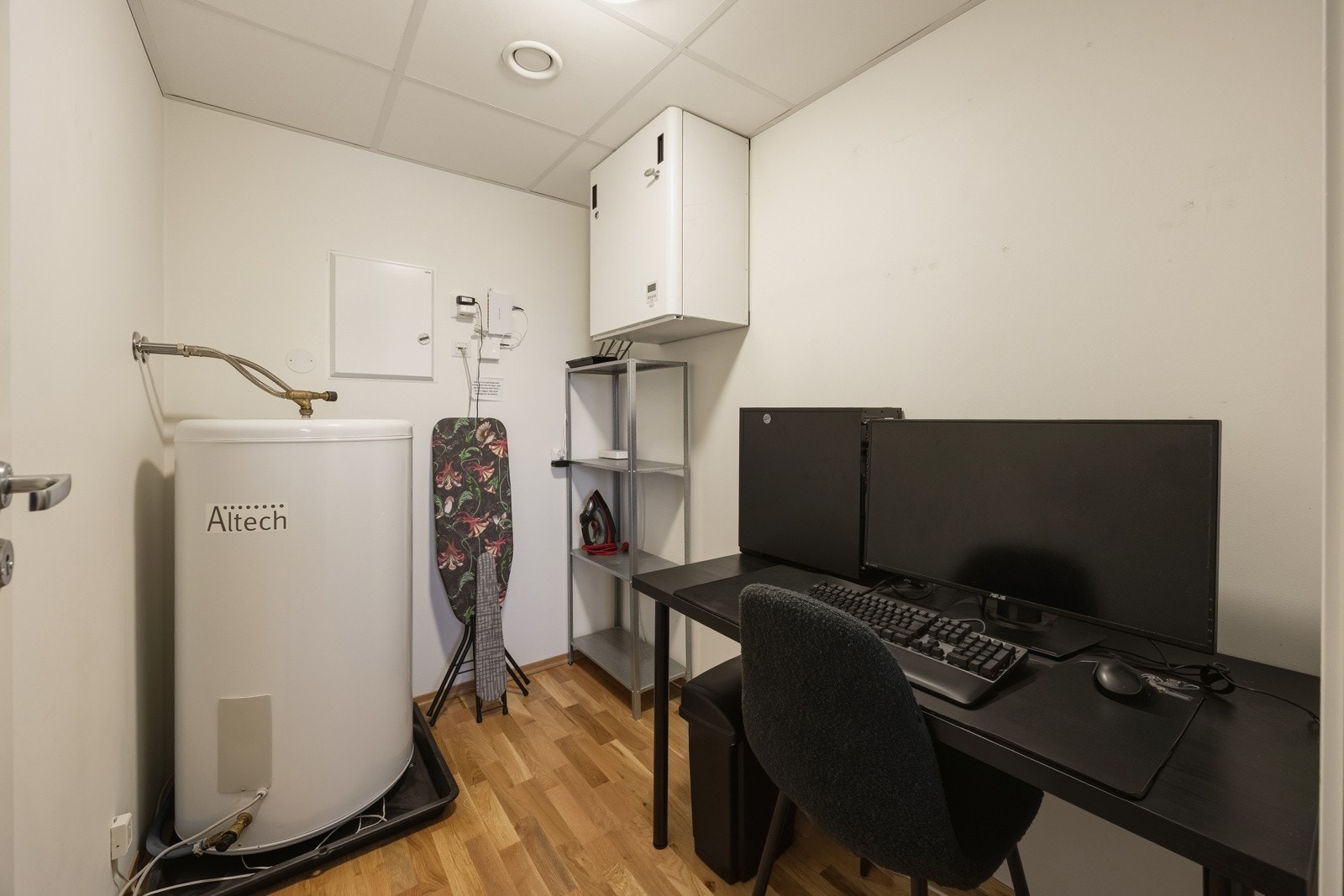 Direkte tilgang fra soverom til praktisk innvendig bod/garderobe, perfekt til oppbevaring av klær og sko. Galleribilde