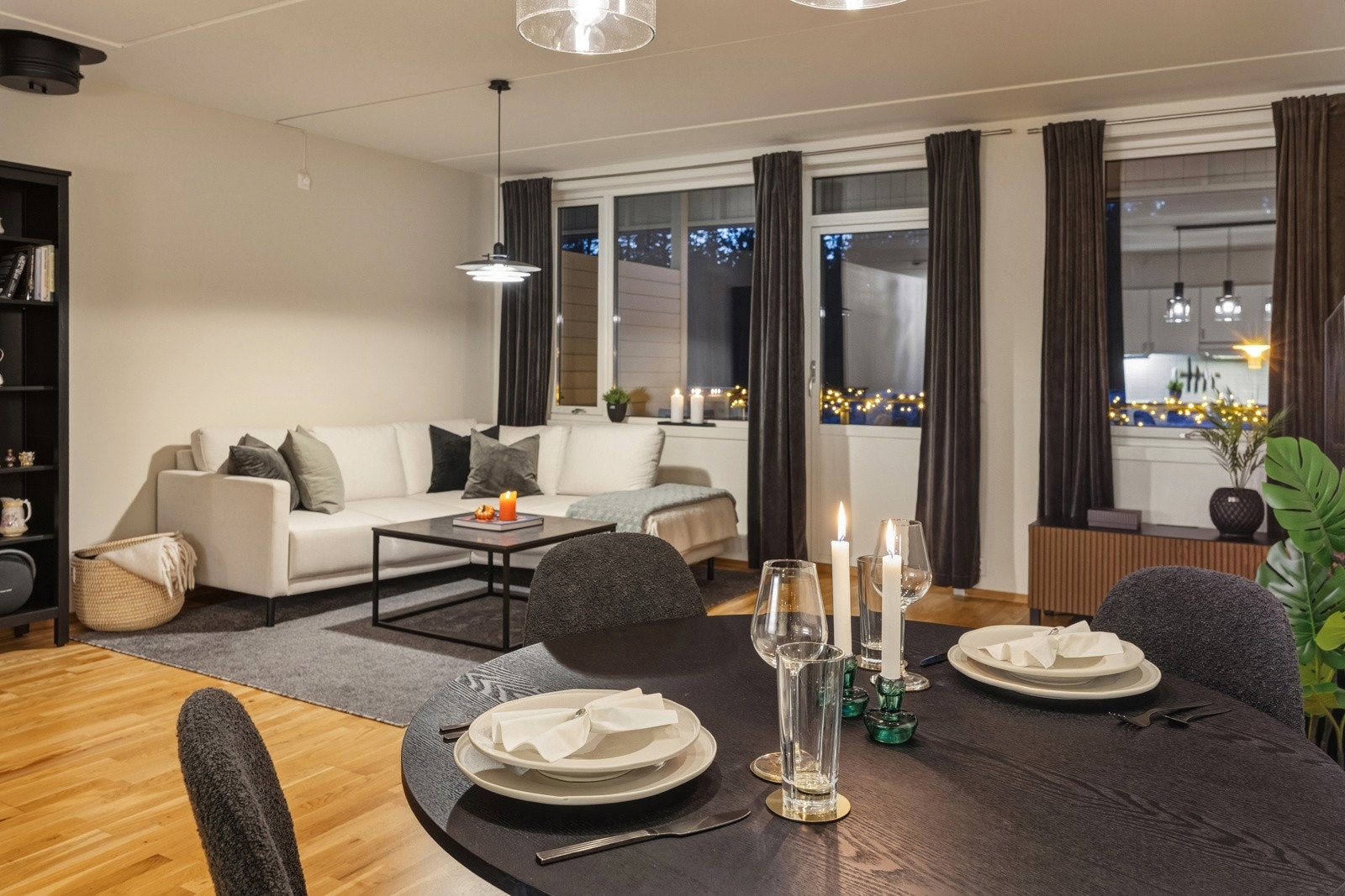 Stuen har en åpen løsning mot kjøkkenet, samt flott takhøyde på 2,53 meter som gir en meget luftig romfølelse. Galleribilde