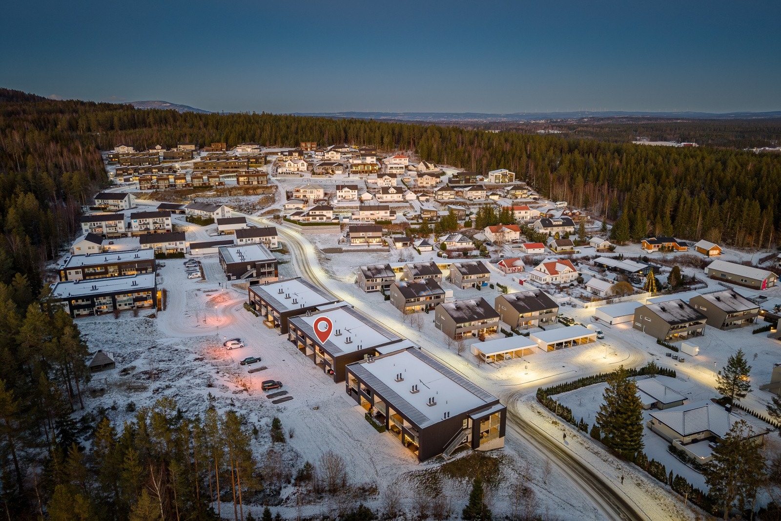 Et meget rolig og barnevennlig område med umiddelbar nærhet til marka og flotte turmuligheter både sommer og vinter. Det er bussholdeplass ca. 400 meter fra leiligheten, her går det buss i retning Gardermoen to ganger i timen. Galleribilde