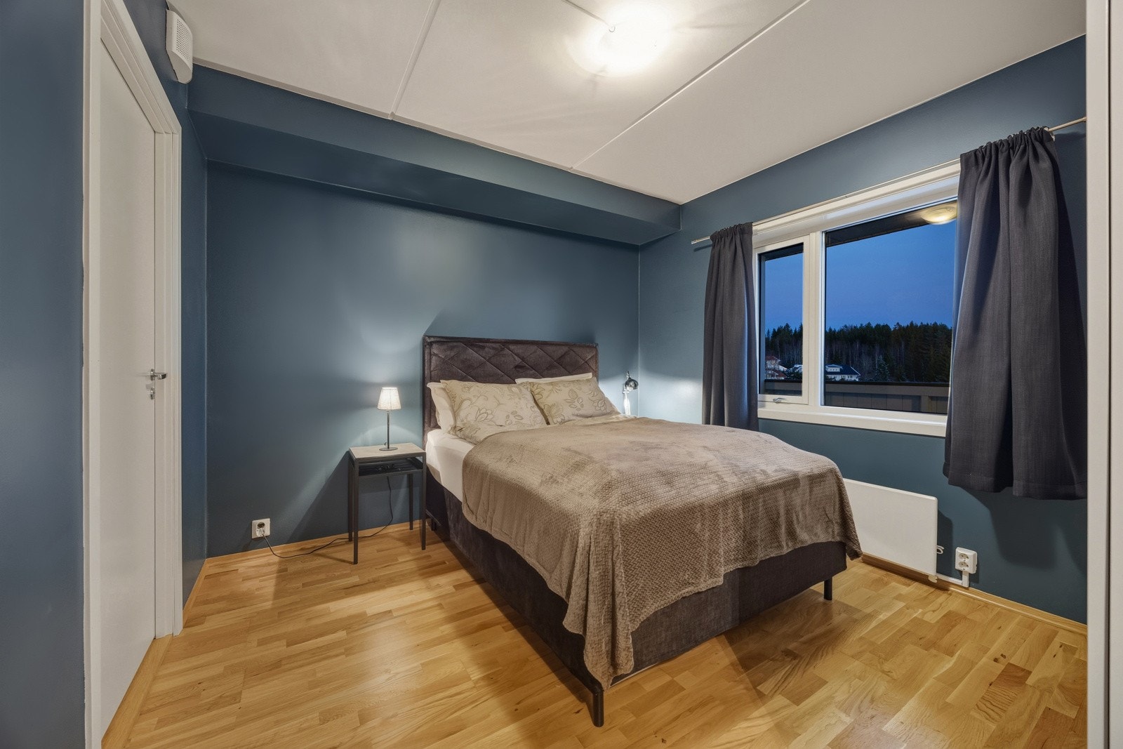 Det store vinduet slipper inn rikelig med lys. Galleribilde