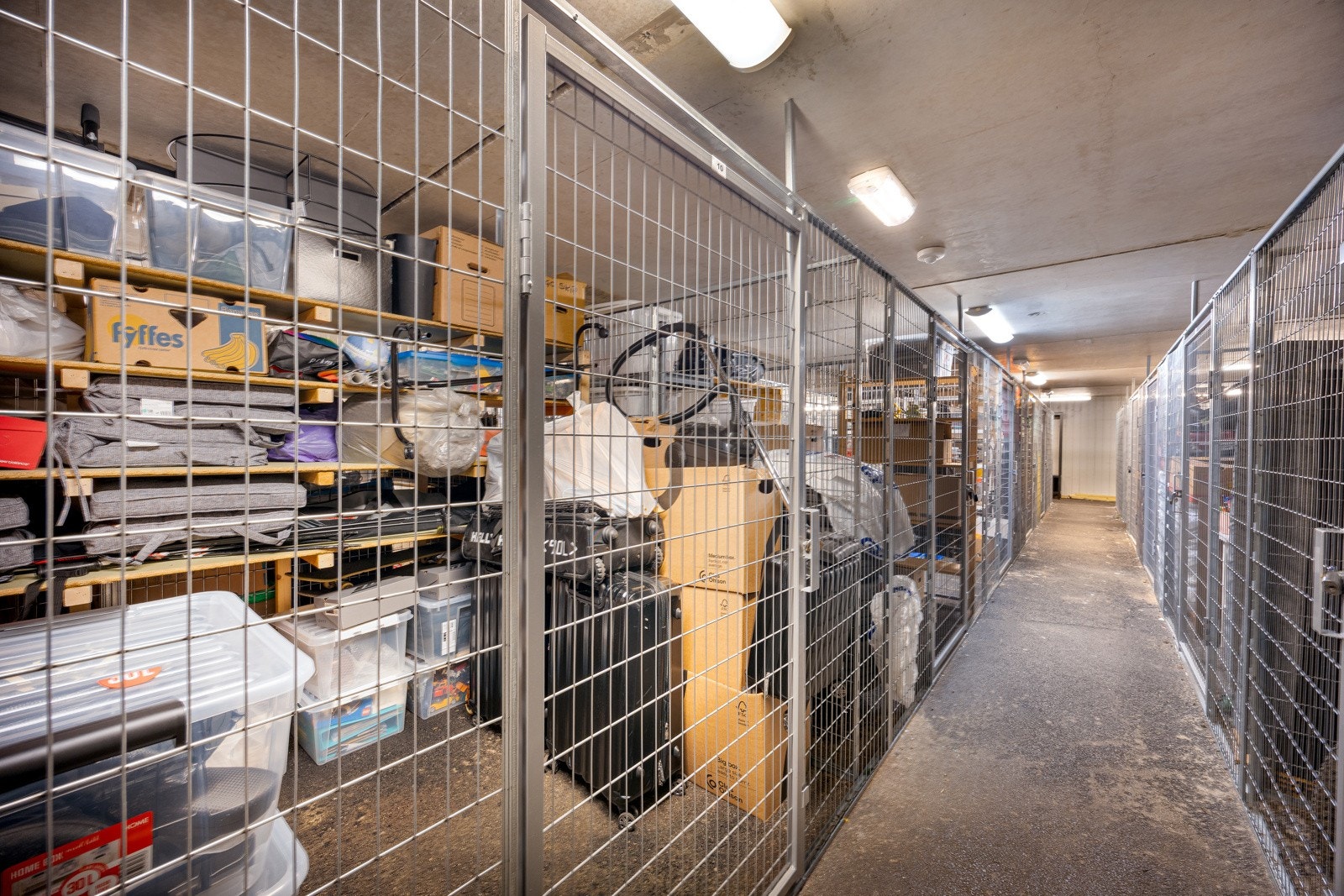 Gode lagringsmuligheter i sportsbod i kjeller på ca. 5 kvm. Galleribilde