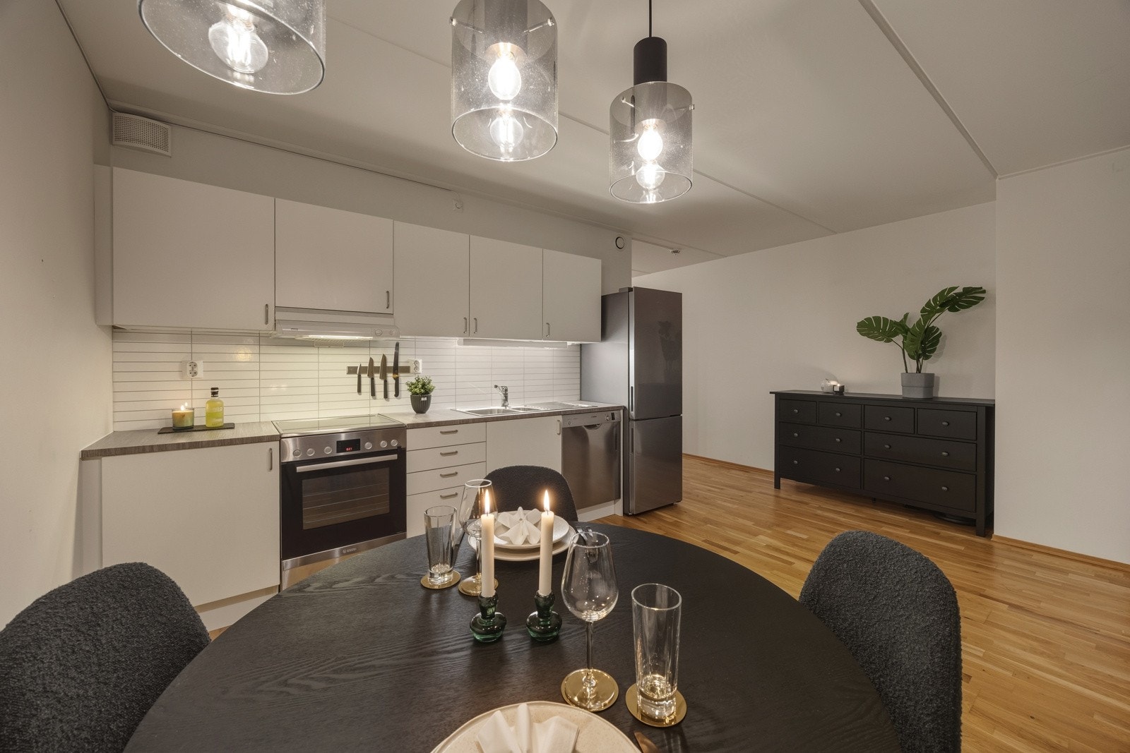 Innredningen består av hvite slette fronter og laminert benkeplate med nedfelt oppvaskkum i rustfritt stål. Det er satt inn flisimiterte Kitchenboards mellom over- og underskap, samt belysning. Galleribilde