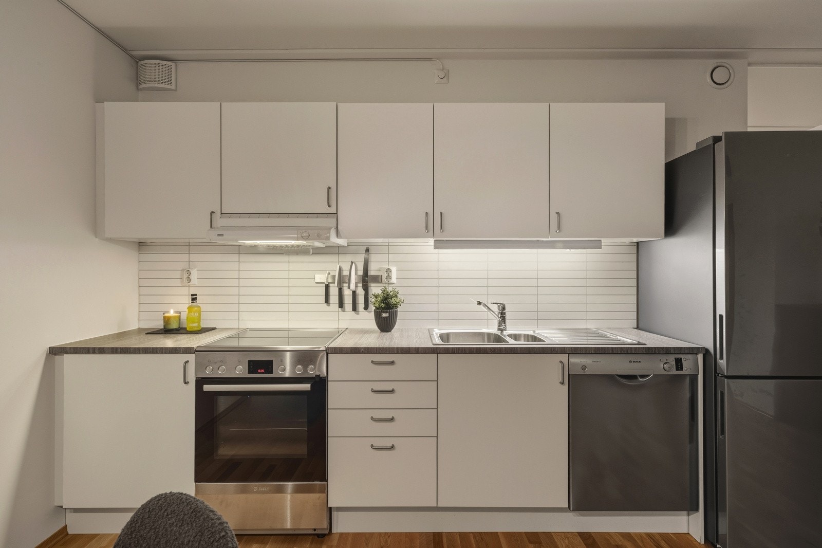 Av hvitevarer medfølger frittstående stekeovn, oppvaskmaskin, samt elektrisk kullfilterventilator. Det er avsatt plass til frittstående kjøleskap (medfølger ikke). Automatisk vannstopper, samt komfyrvakt er montert. Galleribilde