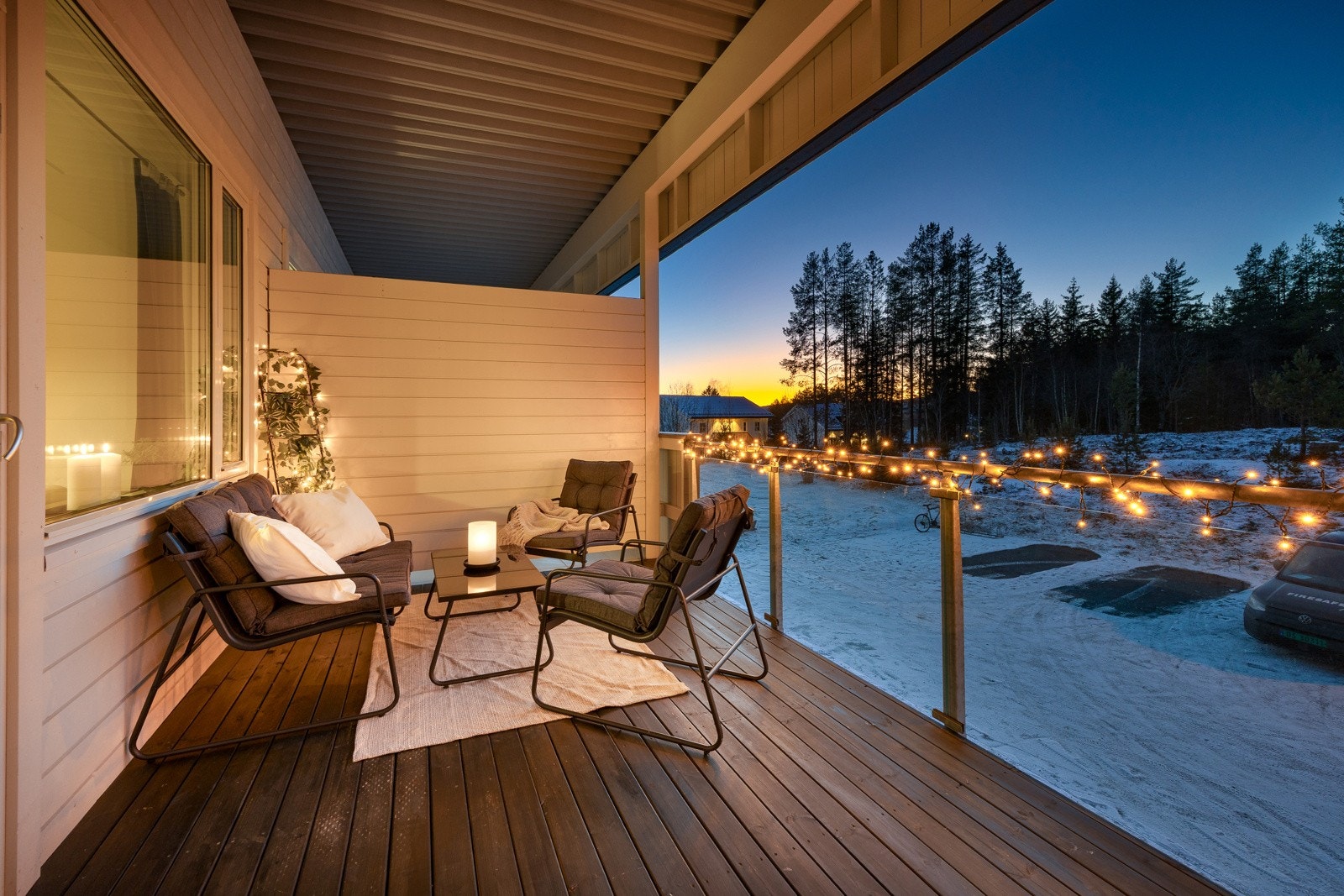 Fra stuen er det utgang til en stor solrik nordvestvendt balkong på hele 14 kvm, hvor man kan nyte herlig ettermiddag- og kveldssol. Balkongen er overbygget, har dekke i betong og rekkverk med glass, samt felt i trekonstruksjon. Galleribilde