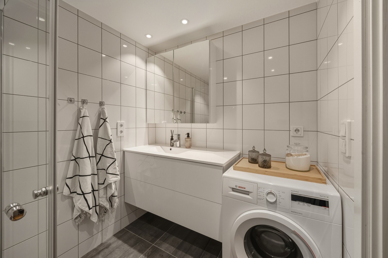 Smakfullt bad med flislagte overflater og varmekabler i gulv, nytt i 2016. Innredningen består av moderne servantmøblement med 2 skuffer, speilskap og vegghengt toalett. Galleribilde