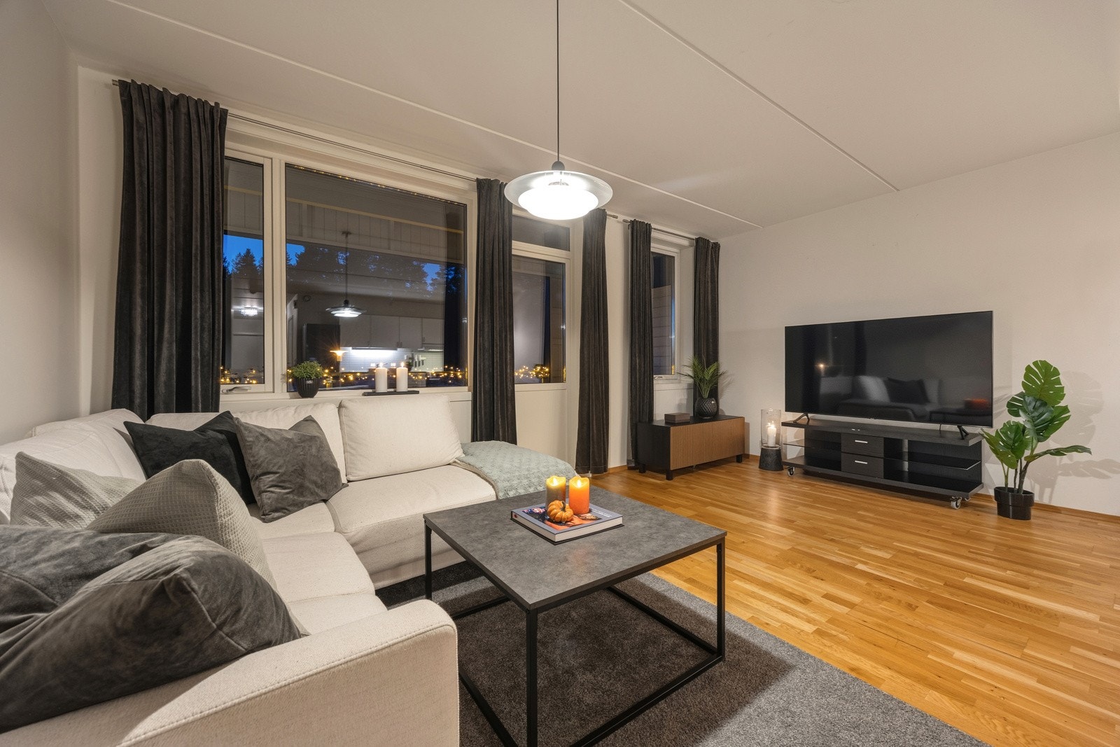 Gode vindusflater slipper inn rikelig med lys og gir et nydelig utsyn over nærområdet. Digital-Tv og internett med fiber blir levert fra HomeNet og standardpakken inngår i felleskostnadene. Galleribilde