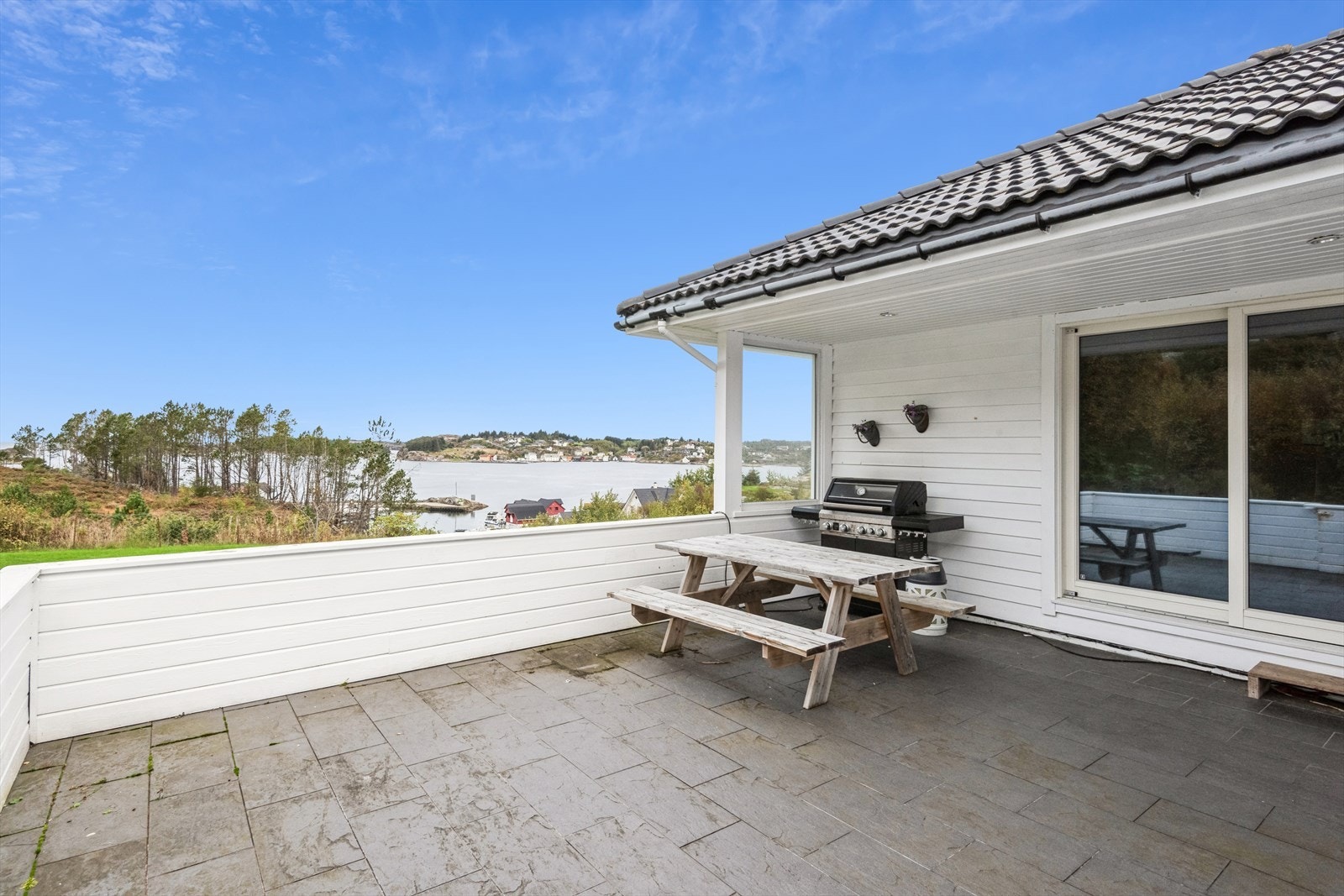 Flislagt terrasse med adkomst fra stue Galleribilde