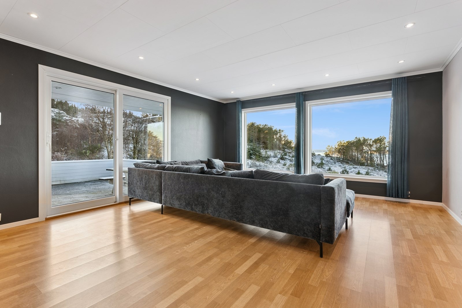 Utgang til terrasse fra skyvedør i glass Galleribilde