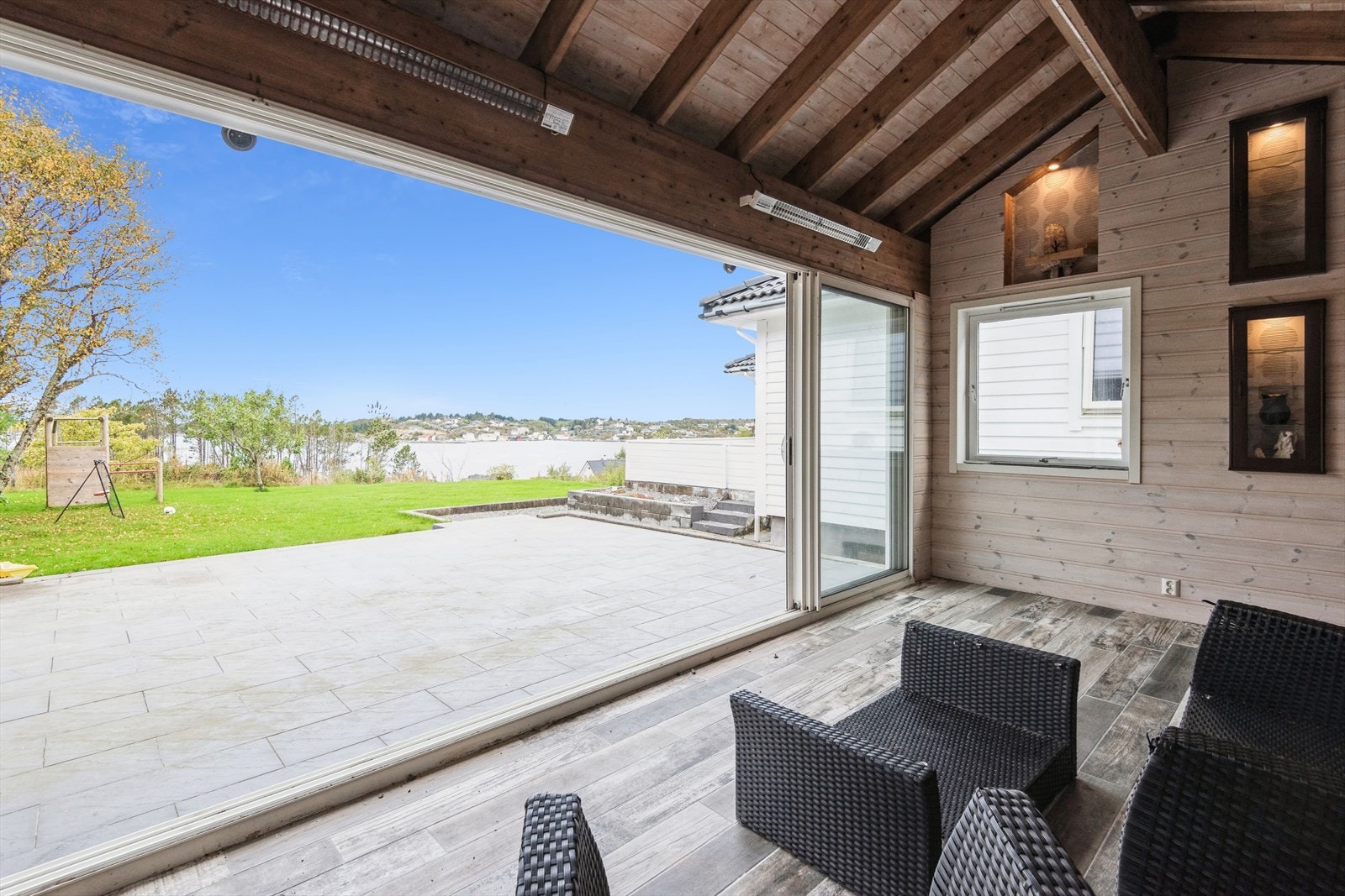 Eiendommen er særdeles skjermet og usjenert, og en har god oversikt over barna når de leker i hagen Galleribilde