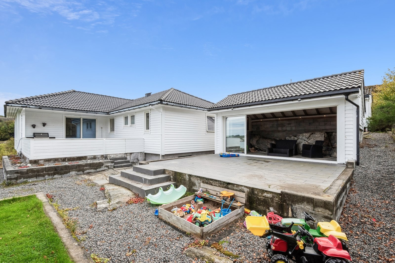 Flott utestue på 21 m² med flislagt platting utenfor Galleribilde