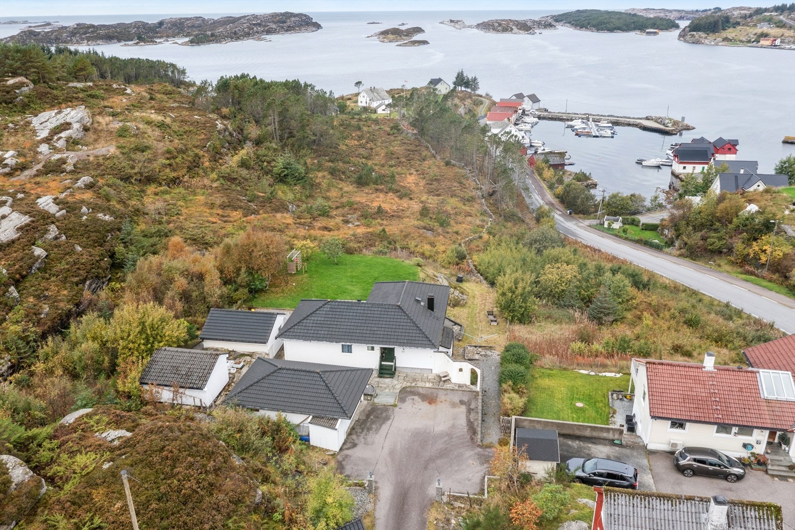 Romslig enebolig med sjønær beliggenhet og nydelig utsikt Galleribilde