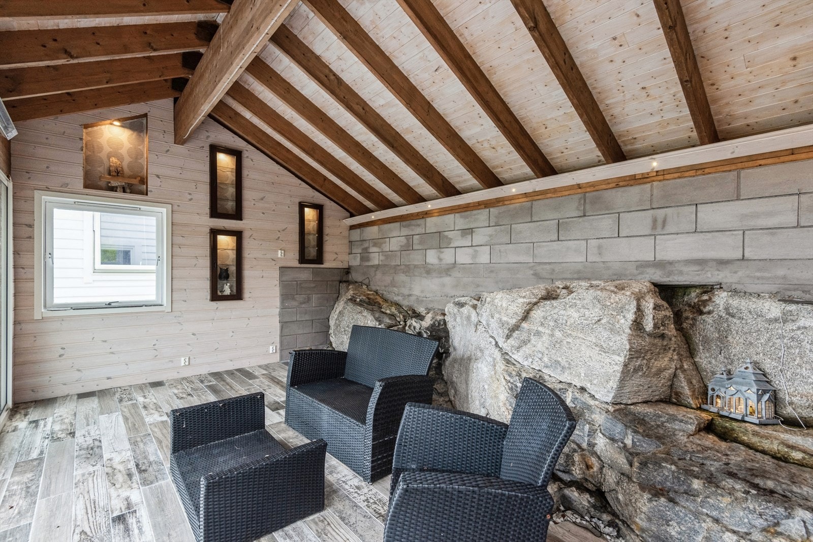 Legg merke til de integrerte hyllene i veggen Galleribilde