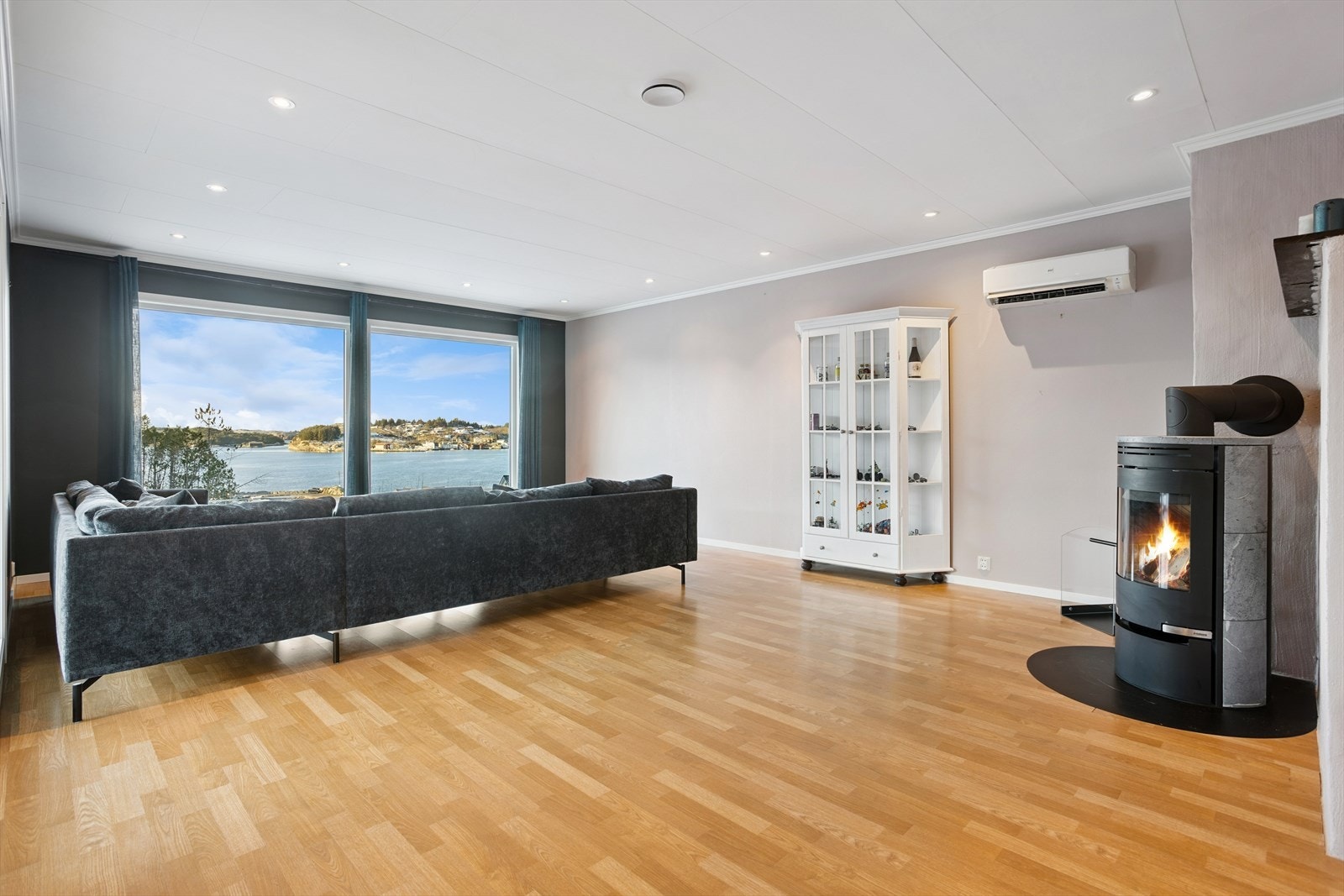 Flott stue på 28 m². Legg merke til de store vindusflatene som lar deg nyte utsikten Galleribilde