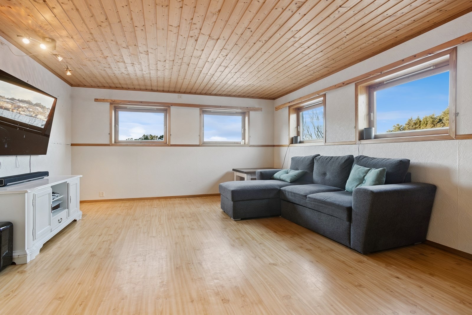 Rommet har et areal på 22,1 m². Videre fra rommet er det adkomst til to boder. Galleribilde