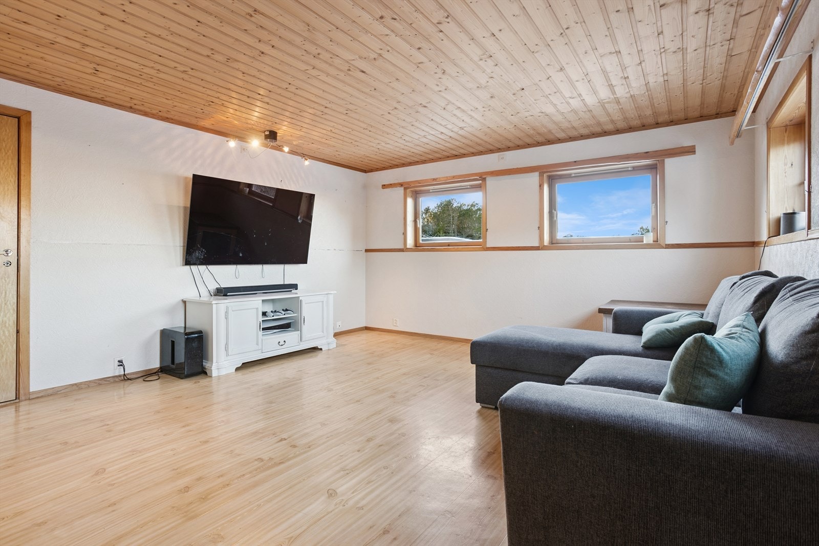 Stort hobbyrom/kjellerstue med god plass til møblering etter ønske Galleribilde