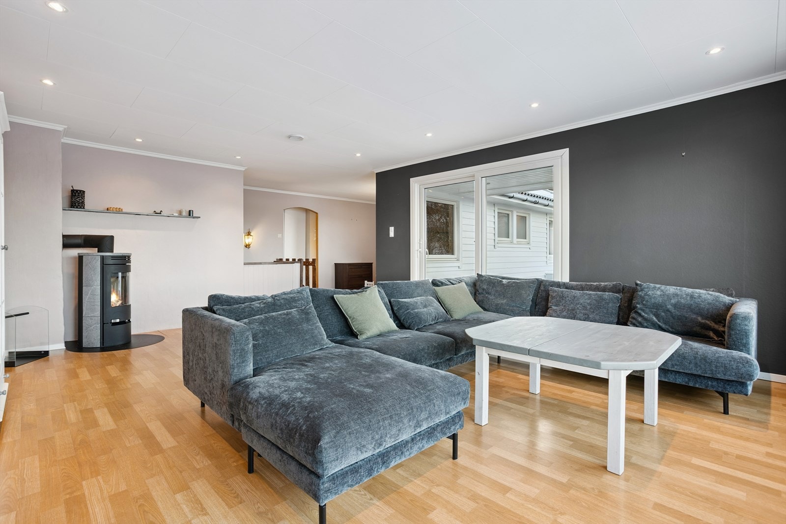 Stuen har oppvarming fra både varmepumpe og peisovn. Galleribilde