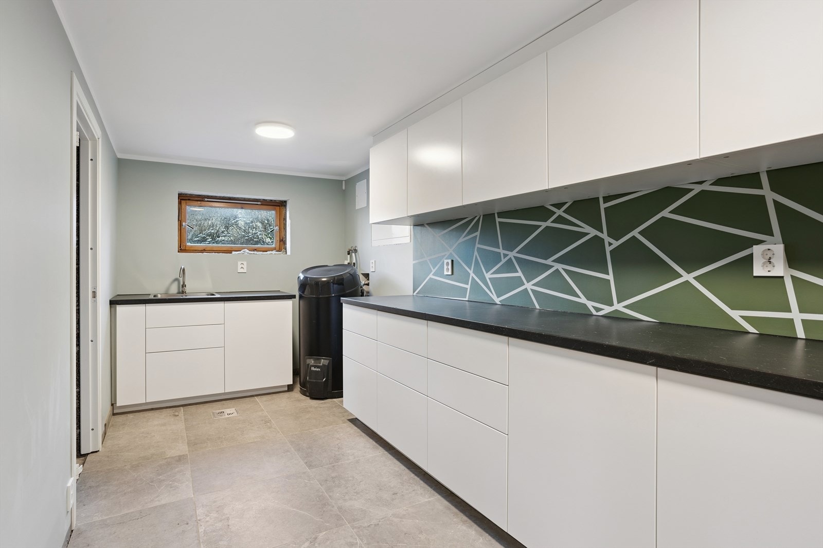 Særdeles godt utnyttet rom med benkeplass for å brette klær, og godt med oppbevaringsplass i skuffer og skap. Varme under flislagt gulv Galleribilde