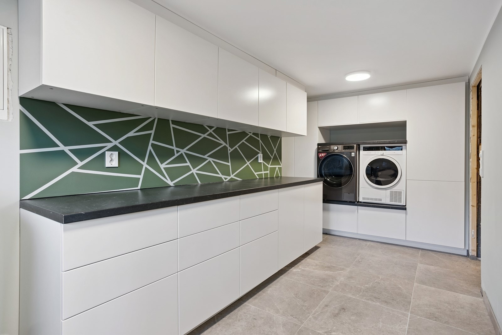 Pent vaskerom som ble pusset opp i 2024. Praktisk med maskinene opp i god arbeidshøyde Galleribilde