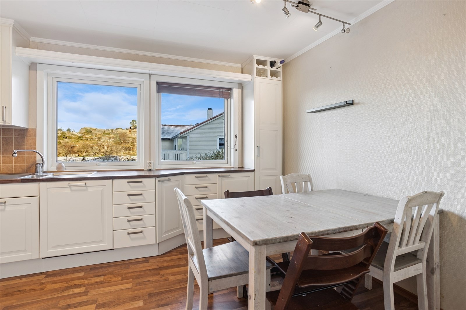 Plass til kjøkkenbord i kjøkken. Praktisk for barnefamilier, og når en har gjester på besøk Galleribilde