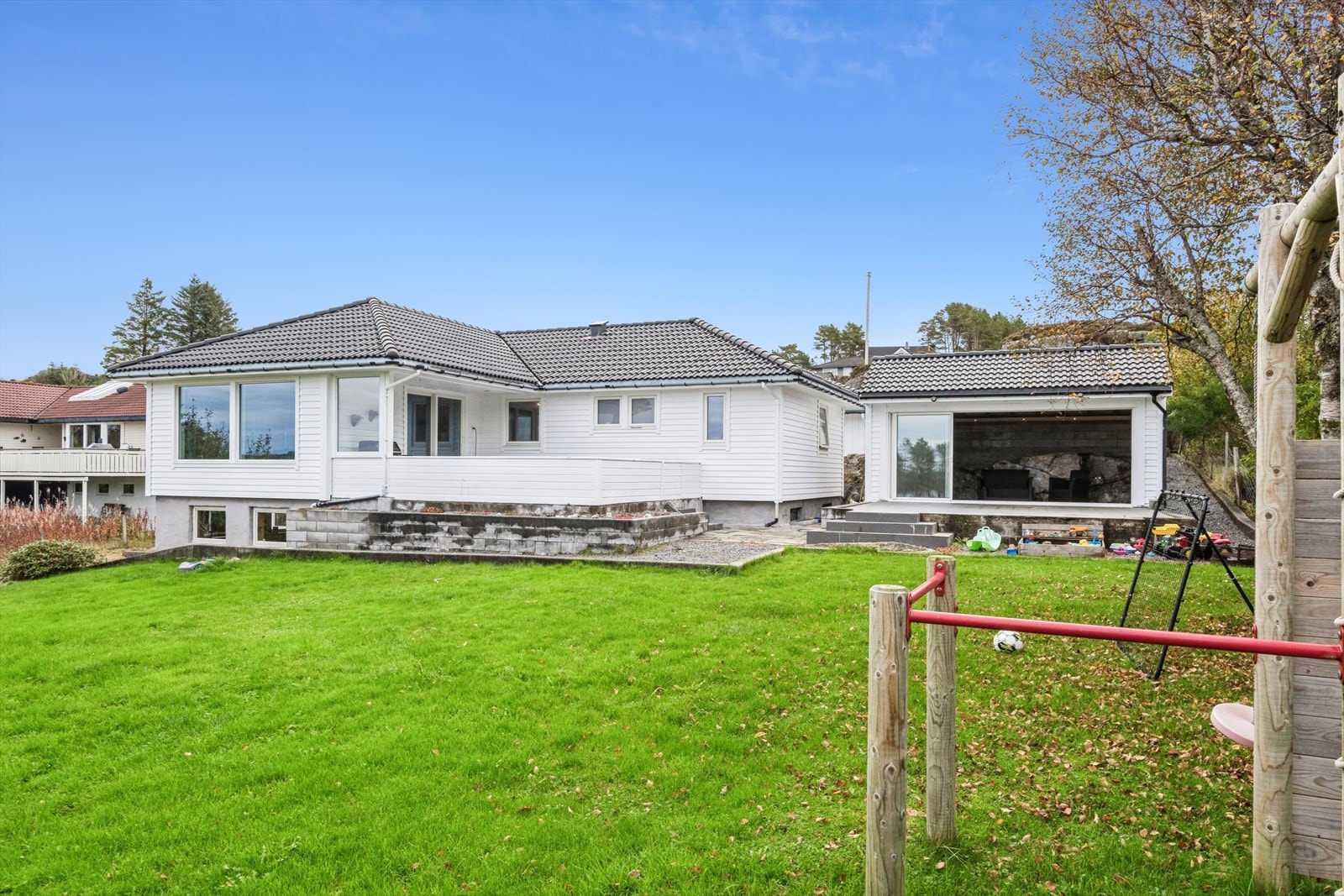 Flott eiendom og adkomstmulighet rundt hele huset. Galleribilde