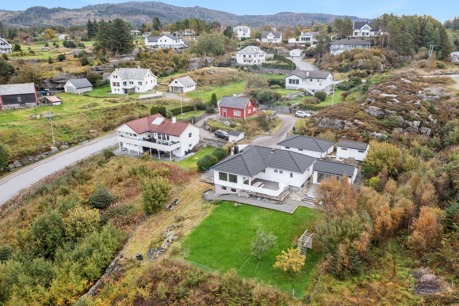 Nærhet til sjø, turområder og ca. 15 minutters kjøring til butikk Galleribilde