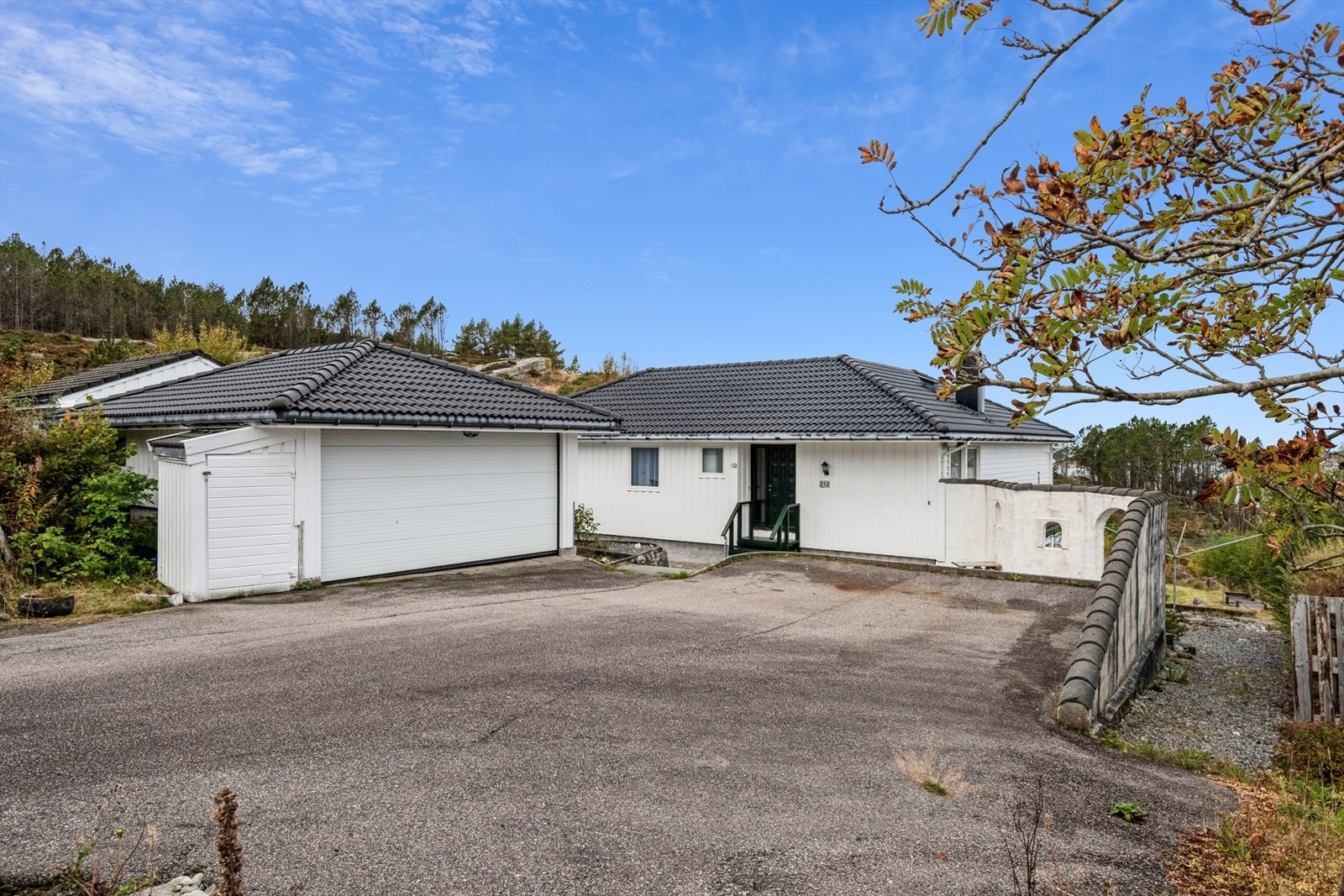 God biloppstillingsplass både utenfor, og i garasje Galleribilde