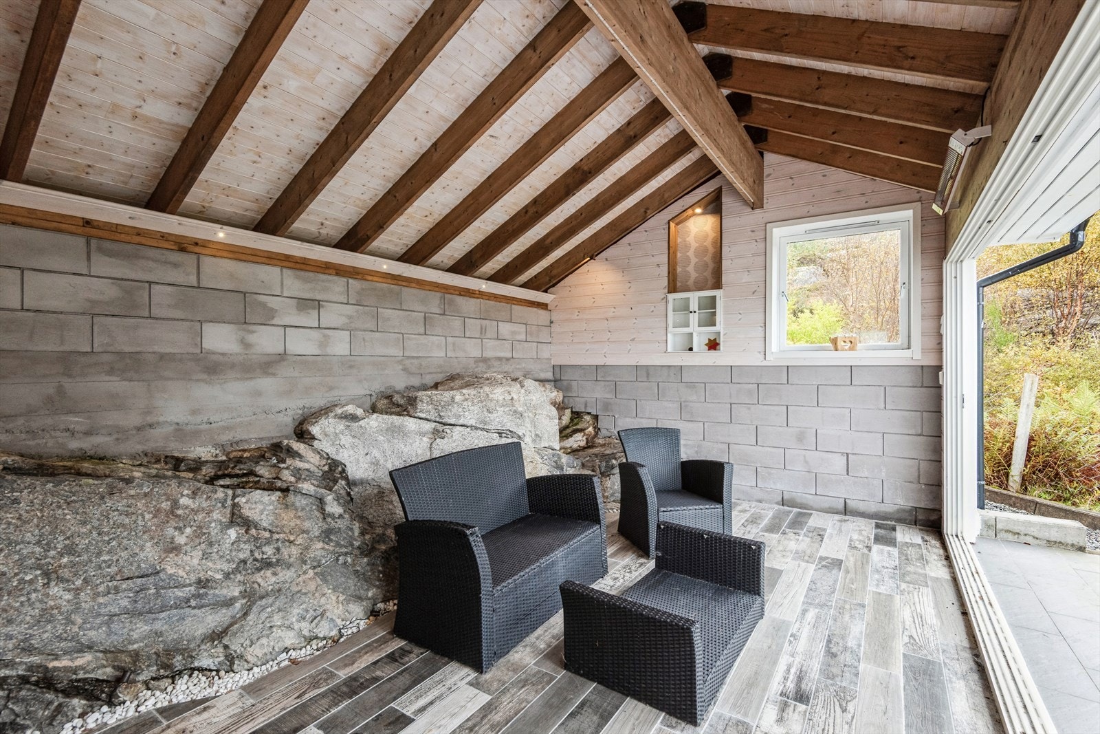 Flott å kunne trekke under tak på varme dager hvor det drypper fra oven Galleribilde