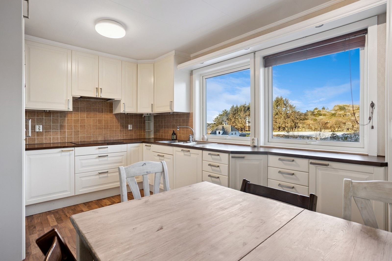 Takhøye overskap og integrerte hvitevarer Galleribilde