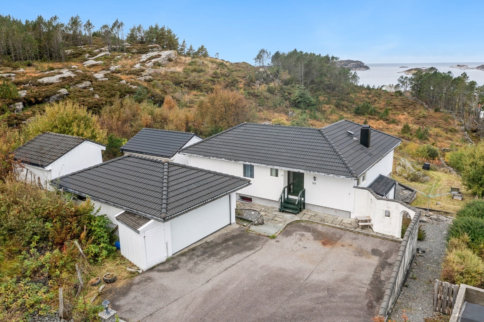 Asfaltert uteområde og god biloppstillingsplass Galleribilde