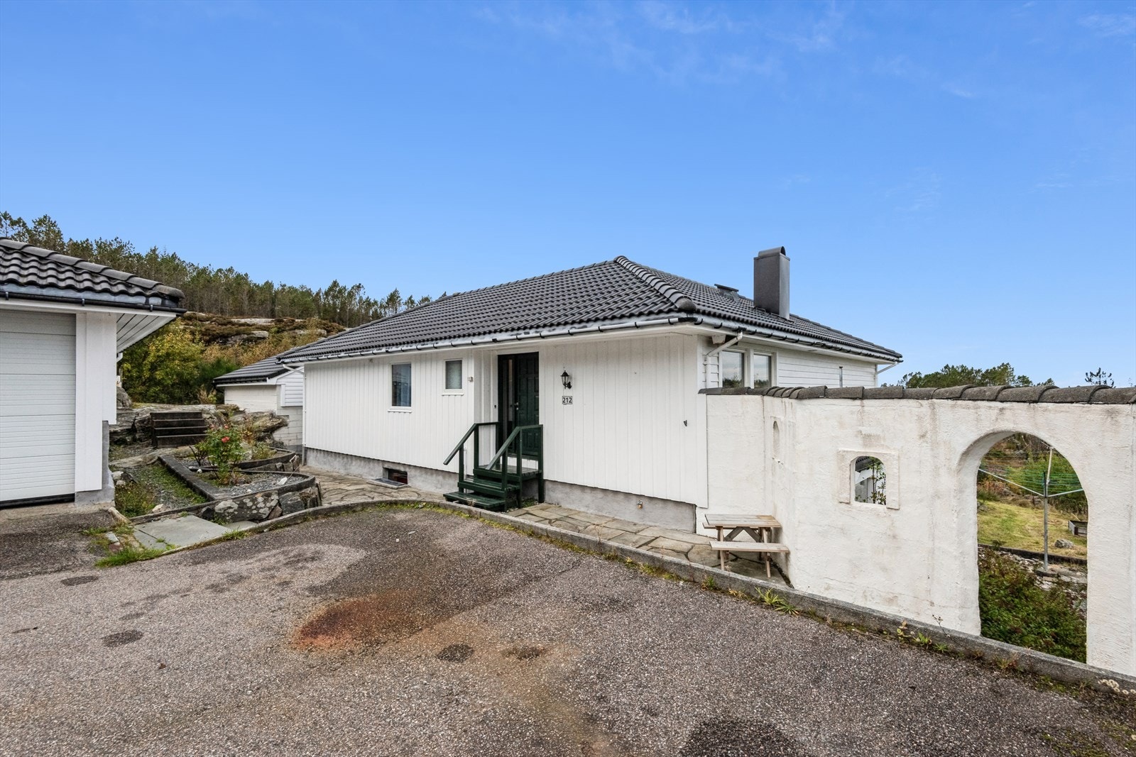 Elbil-lader montert i garasje. God lagringsplass i bodarealer i hus, utvendig bod og garasje. Galleribilde