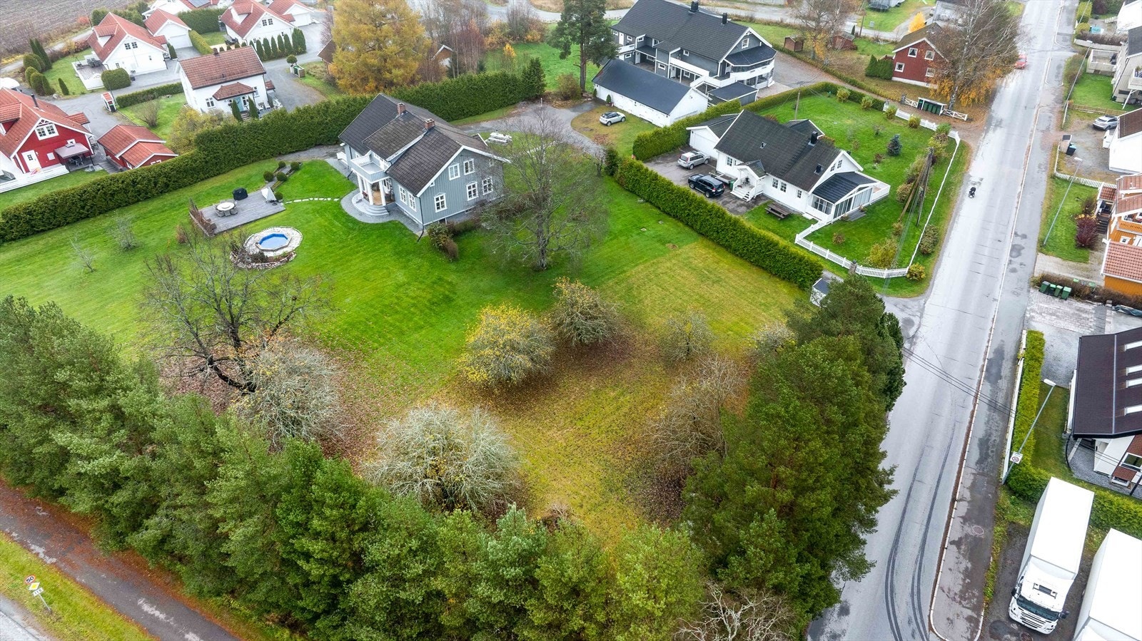 Stor boligtomt som ligger i et svært populært og barnevennlig boligområde på Bjørkelang i Aurskog-Høland kommune. Galleribilde