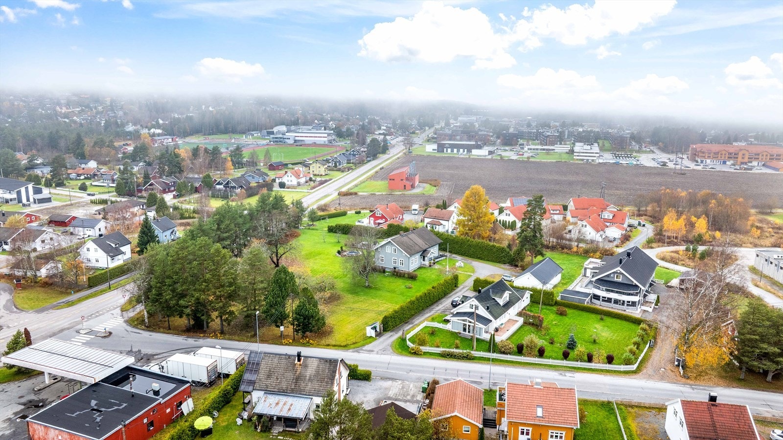 Tomten ligger i et sentralt og etablert boligområde på Bjørkelangen og er flat med gode solforhold. Galleribilde