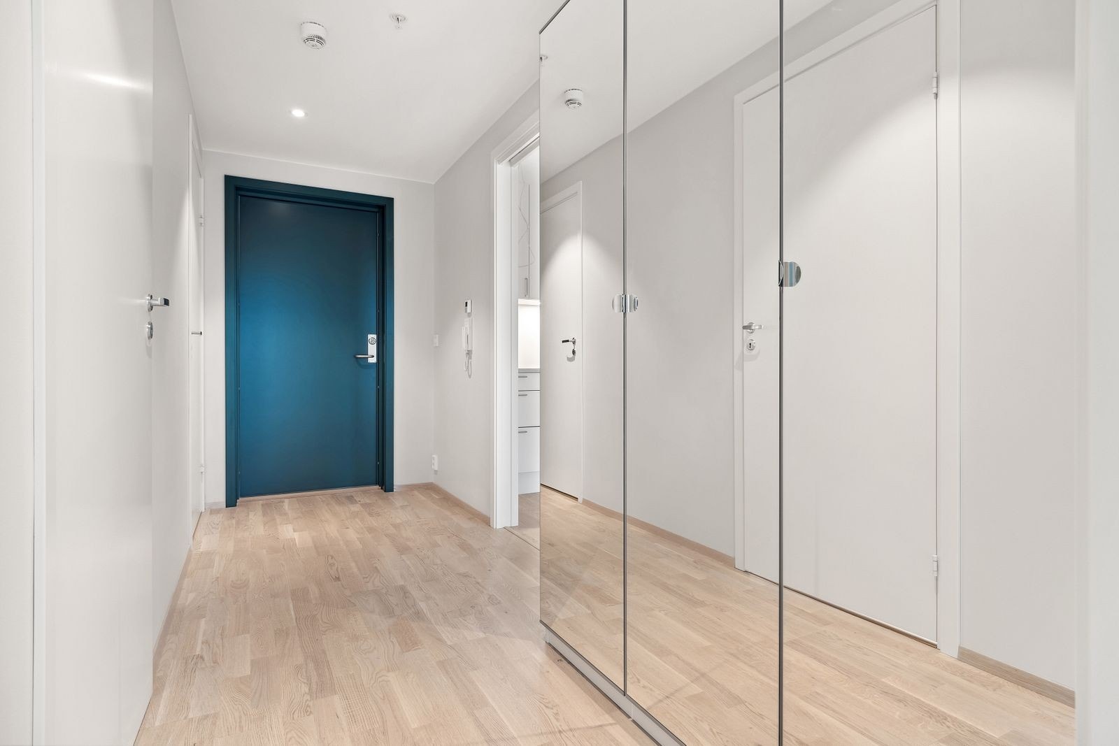 Romslig entré med speilgarderobe. Galleribilde