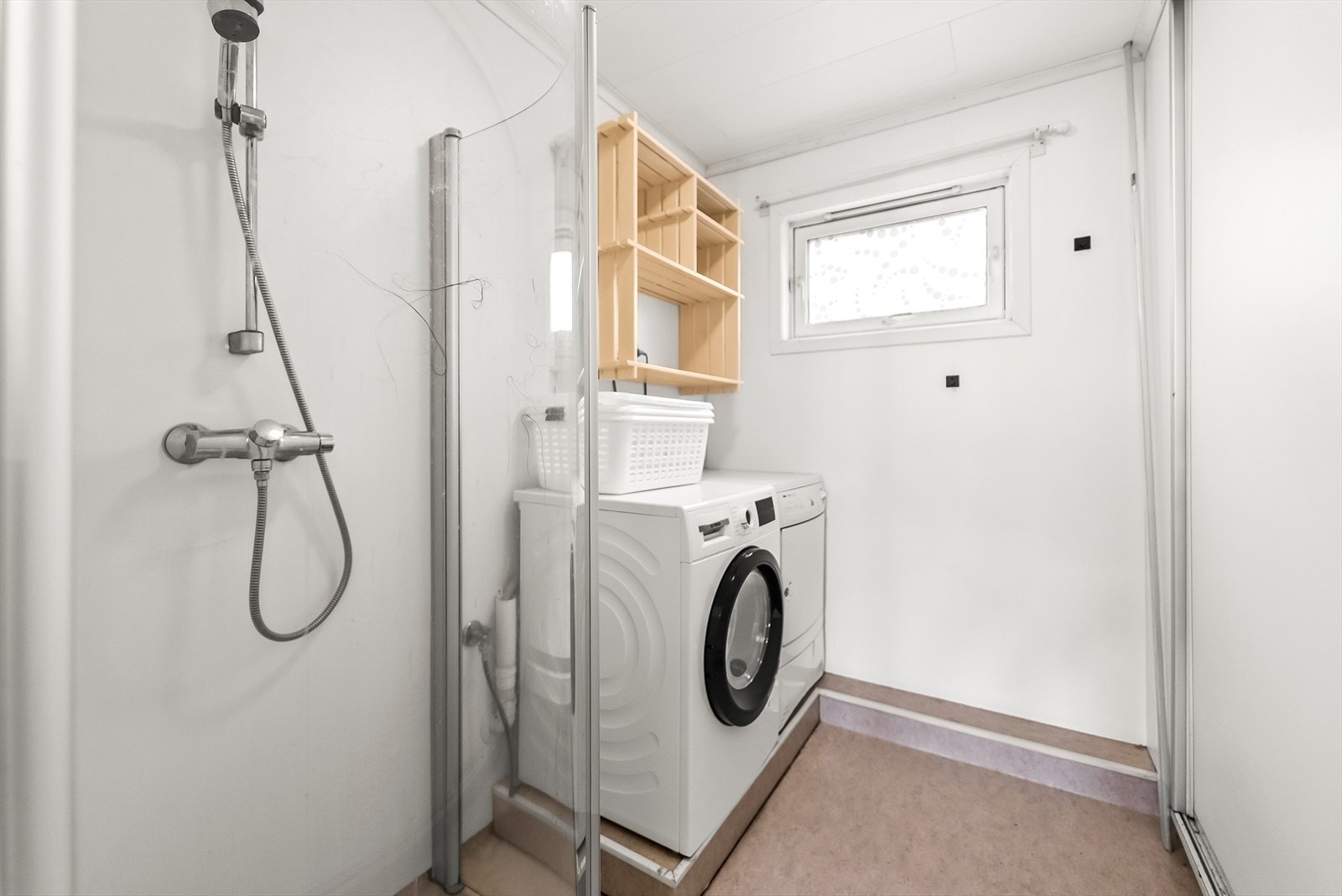 På vaskerommet er det dusjløsning, samt opplegg til vaskemaskin. Skyvedørsgarderobe. Galleribilde