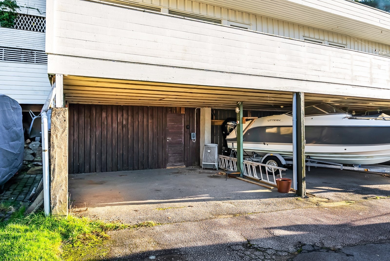 Carportplass med el-billader og en praktisk bod for oppbevaring. Galleribilde