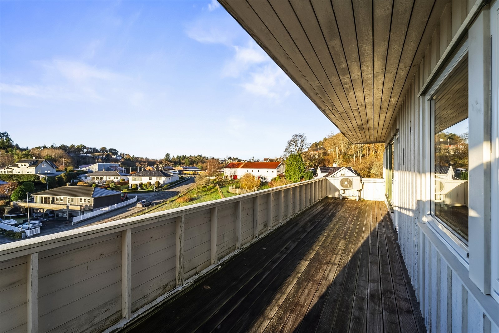 Stor terrasse i front med utsikt utover området. Galleribilde