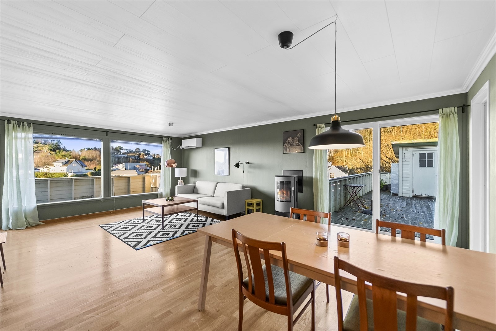 Fra stua er det utgang til en stor terrasse mot vest og nordvest. Galleribilde