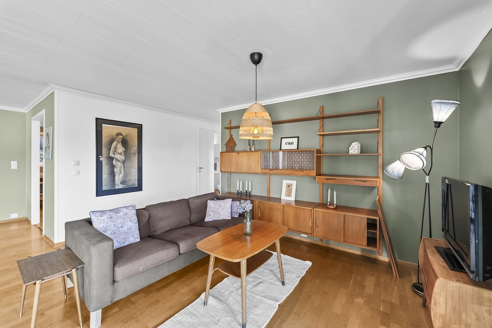 Stuen har plass til møblering i soner. Galleribilde