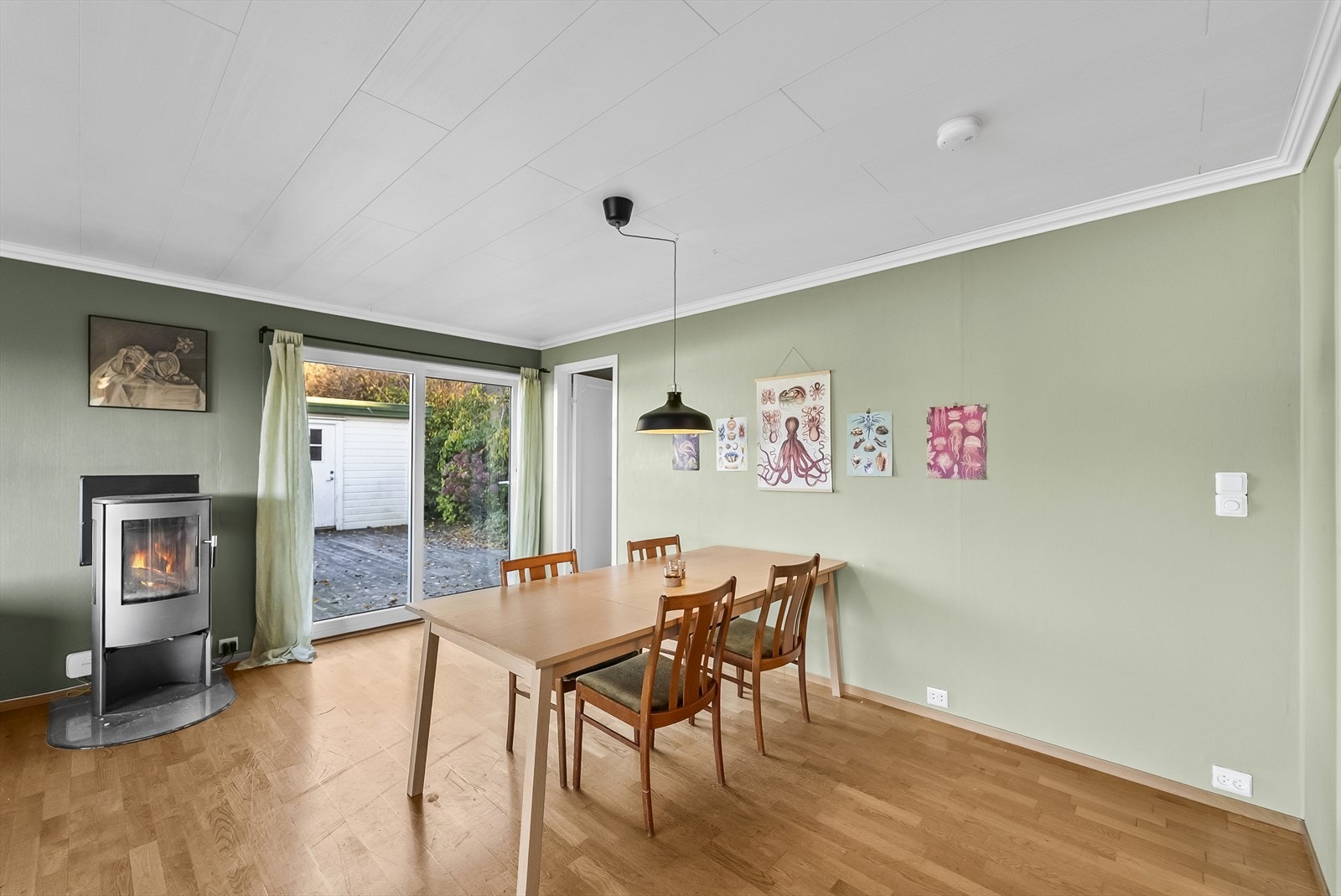 Plass i stua til å innrede med langbord ved spesielle anledninger. Galleribilde