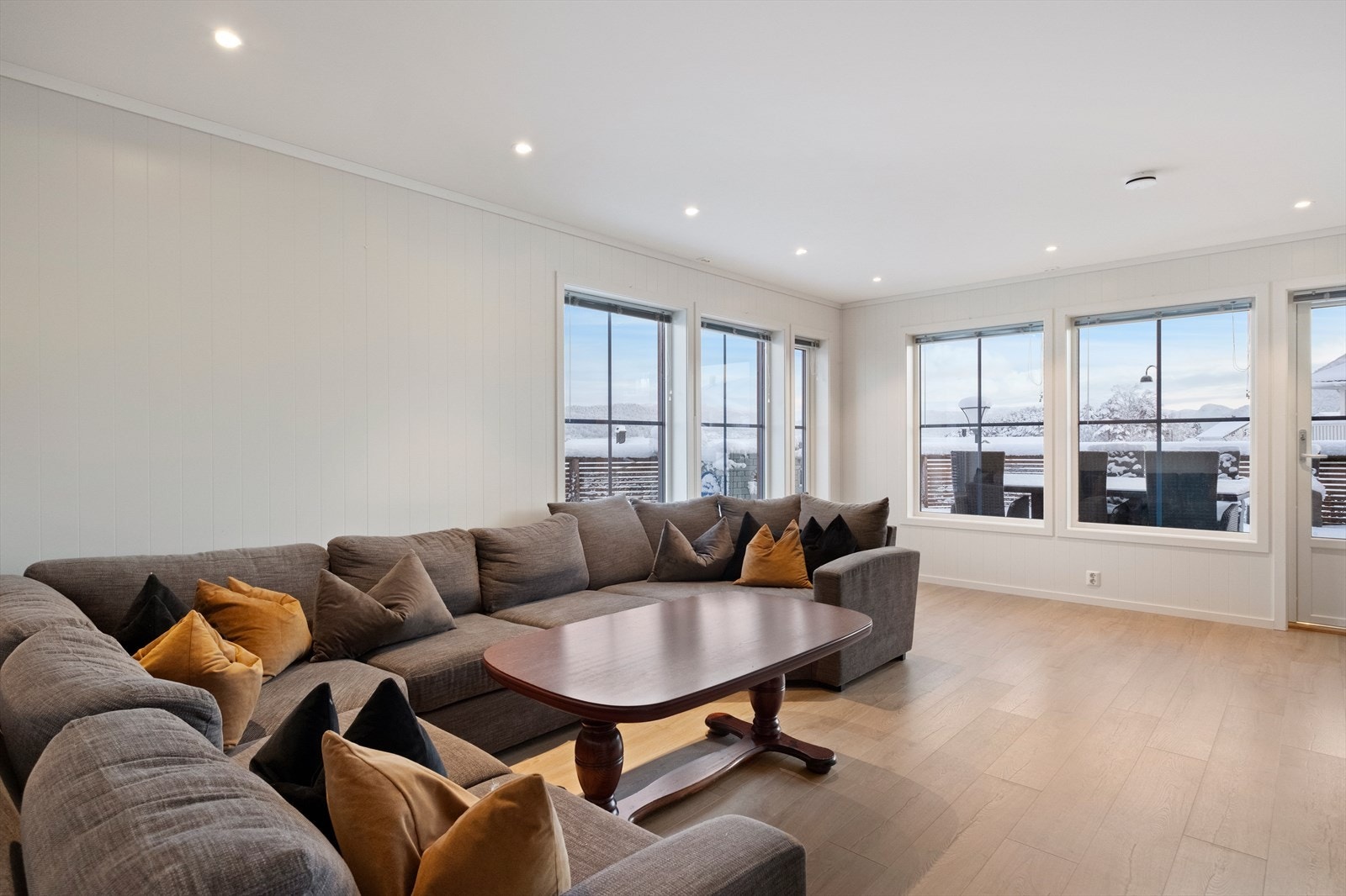 Romslig stue med god plass til stor sofagruppe. Galleribilde