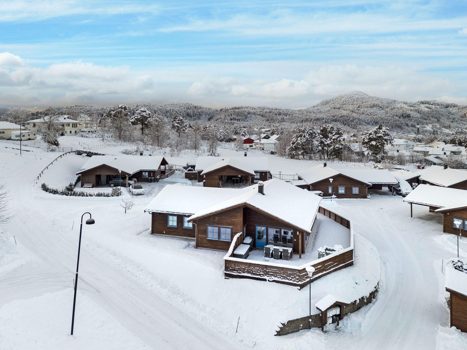 Her bor du i naturskjønne omgivelser med kort vei til både fjord, turområder og flotte rekreasjonsmuligheter. Galleribilde