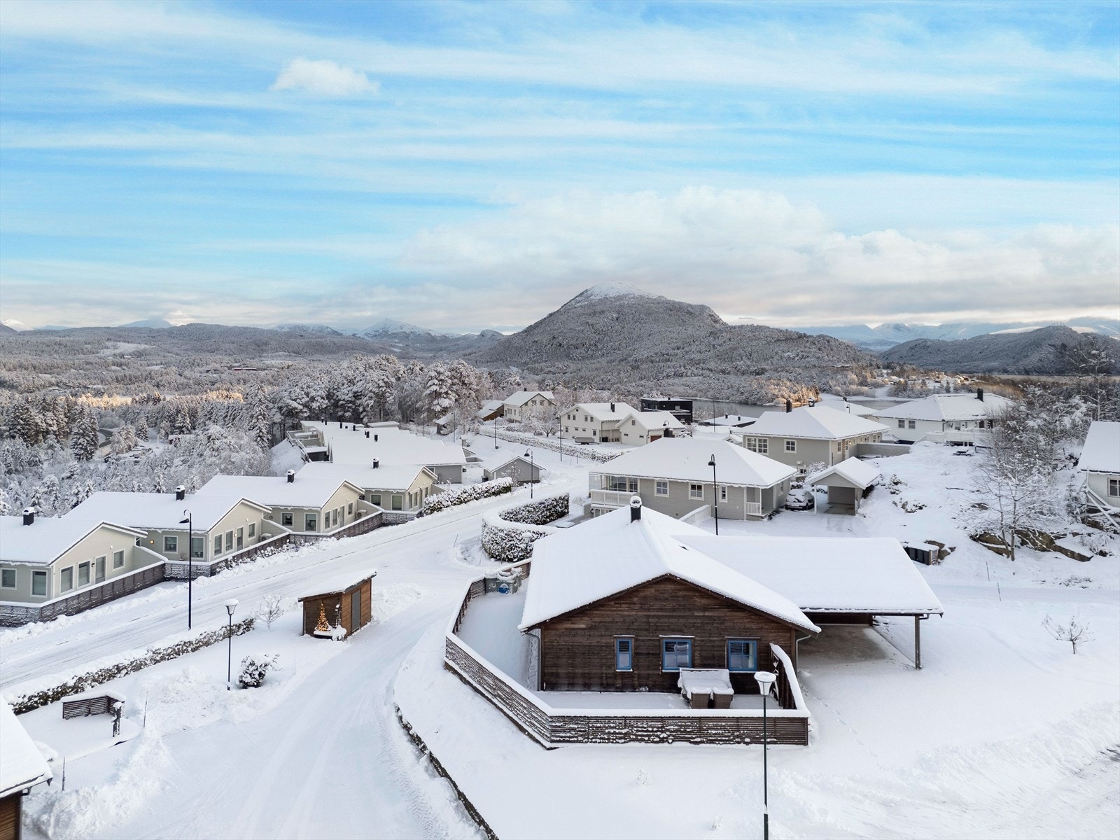 Omtrent 4 km fra eiendommen ligger Digernesskiftet, hvor du har tilgang til dagligvarebutikker, apotek, vinmonopol, kafé og gode shoppingmuligheter. Galleribilde