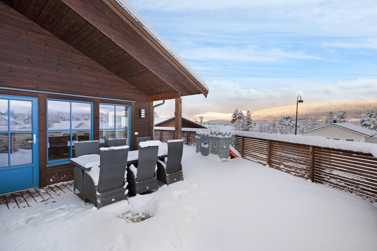 Det er delvis takoverbygg som gir en lun og skjermet uteplass. Galleribilde