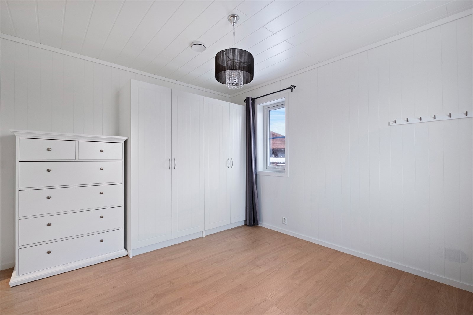 Soverommet har god oppbevaringsplass i et romslig garderobeskap. Galleribilde