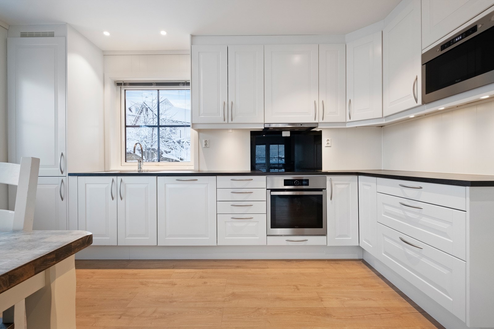 Kjøkkenet er utsyrt med kjøl/fryseskap, oppvaskmaskin, induksjonstopp, stekeovn, vannstoppsystem og komfyrvakt. Galleribilde