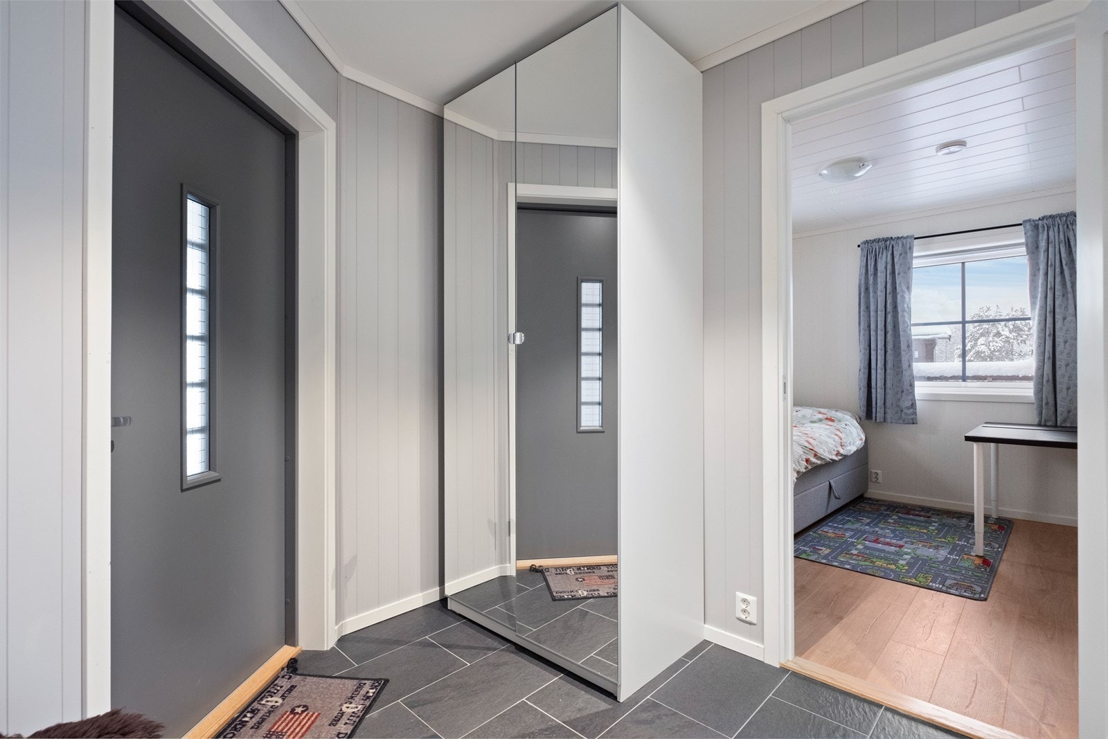 Flislagt gang med garderobeskap. Galleribilde