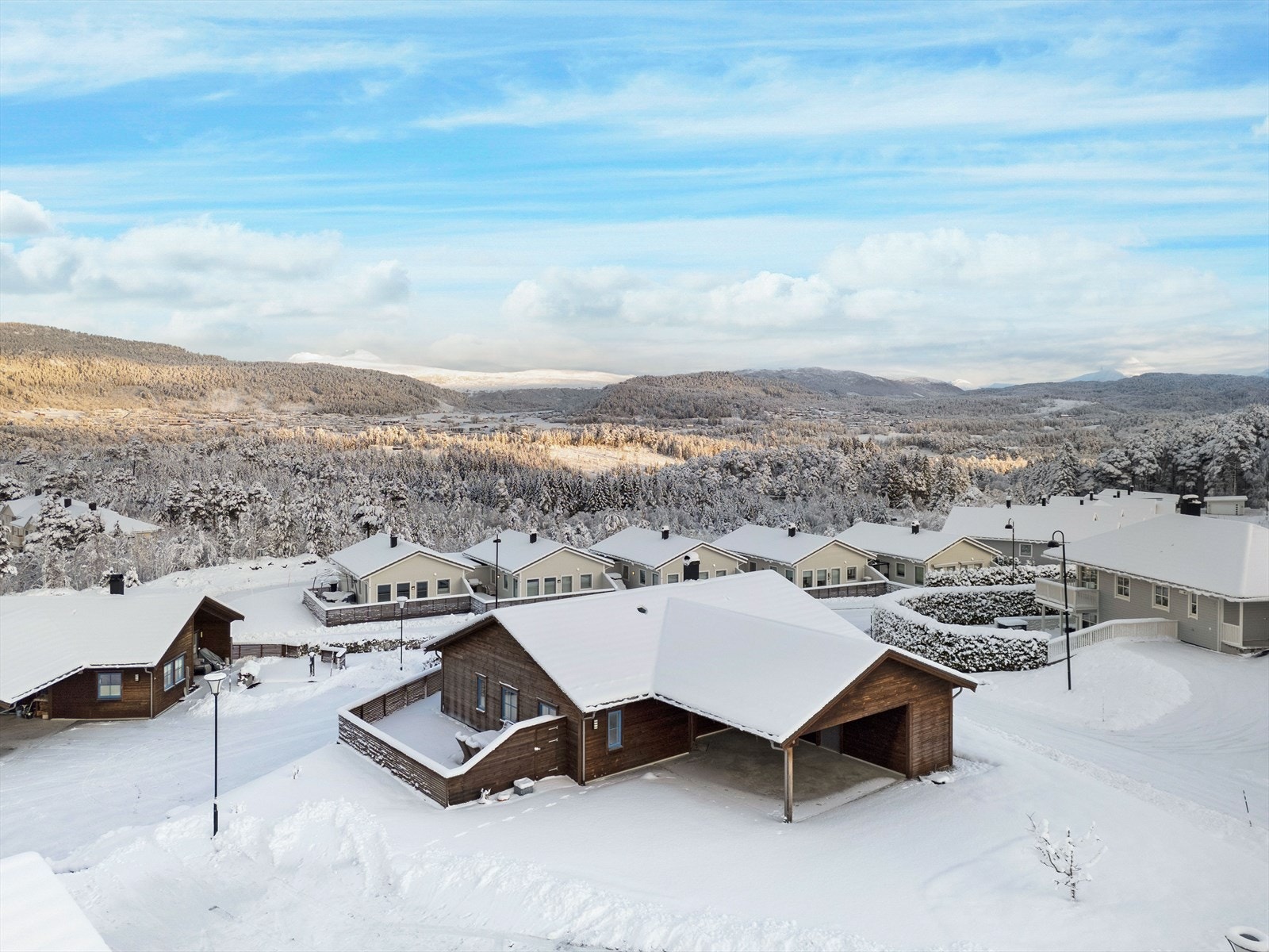 Når alle rom er samlet på ett plan, får boligen en svært praktisk planløsning som gjør hverdagen enkel og funksjonell. Galleribilde