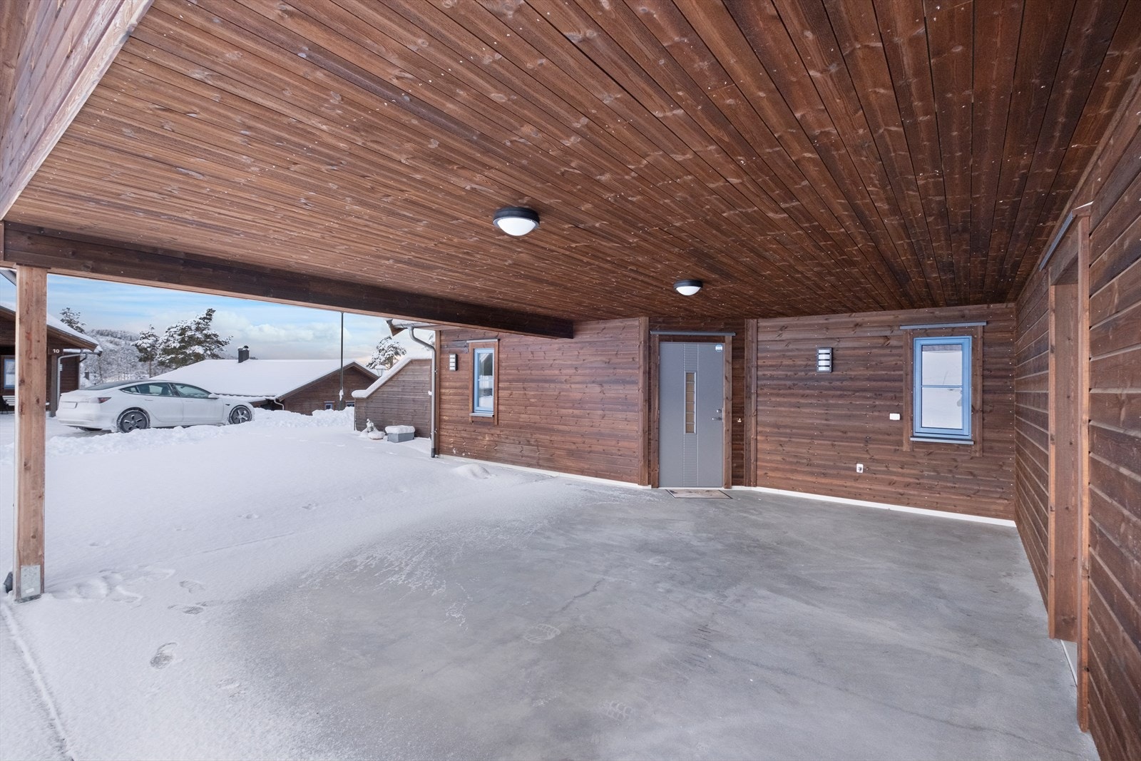 I carporten finner du en romslig utvendig bod på omtrent 11 m², med god plass til oppbevaring. Galleribilde