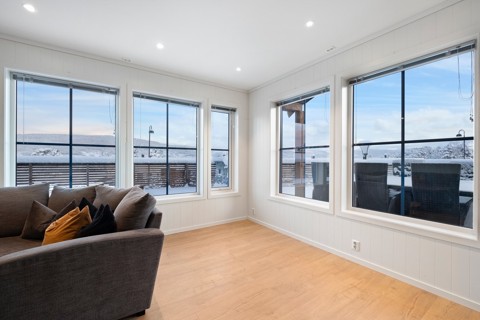 De store vindusflatene gir rikelig med naturlig lysinnslipp. Galleribilde