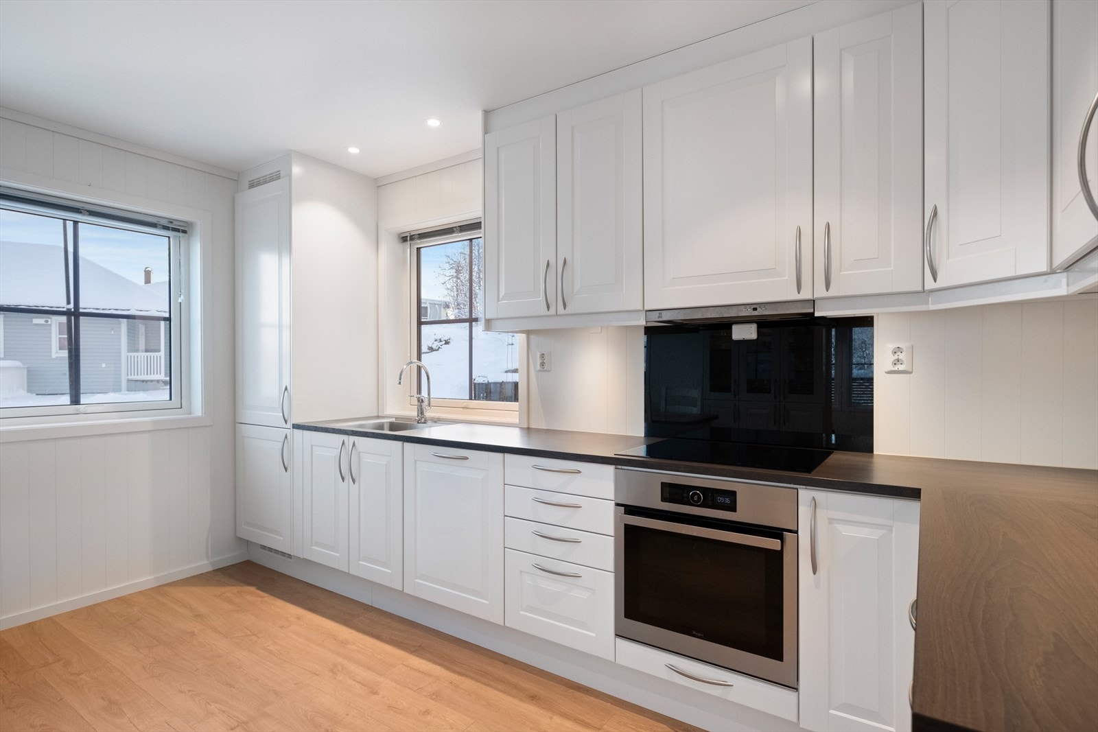 Benkeplaten er av laminat. Galleribilde